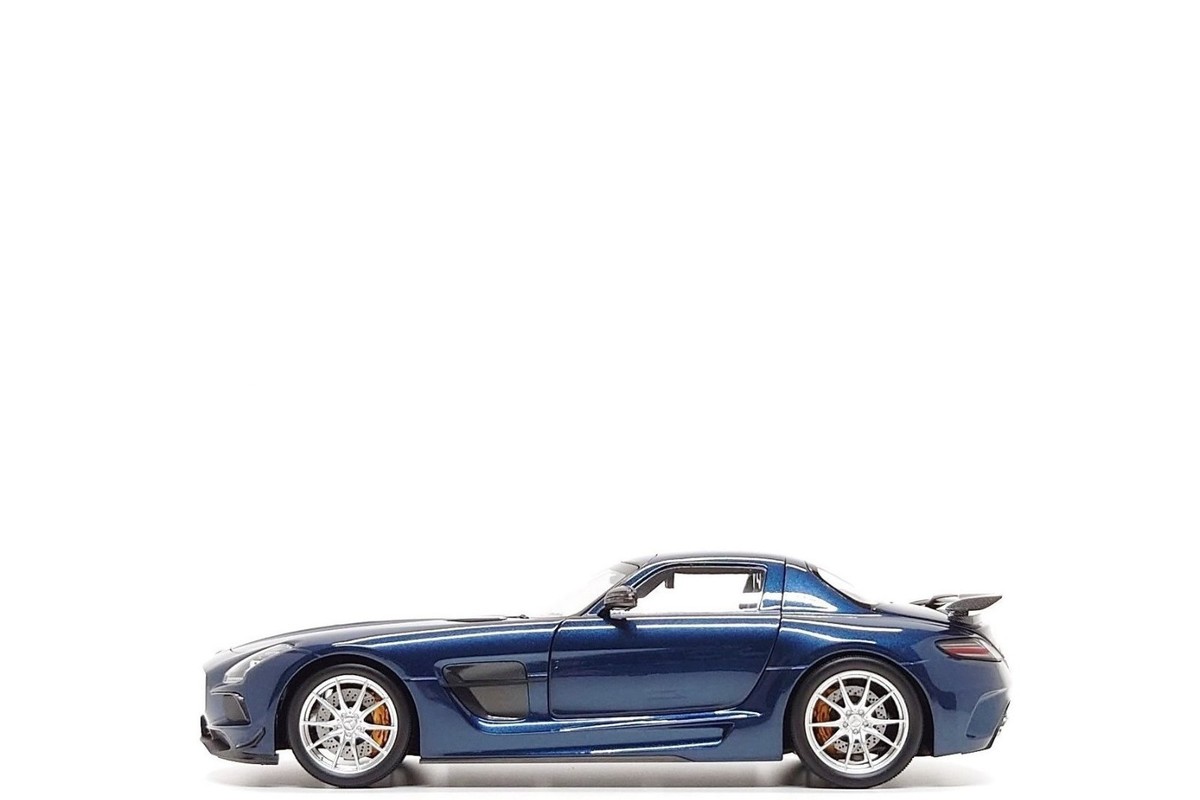 Minichamps 1:18 Mercedes-Benz SLS AMG Black Series in Daytona Blue