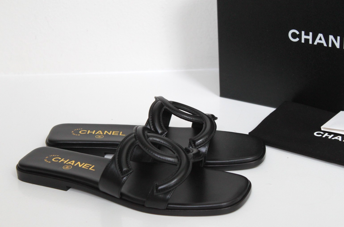 CHANEL ブラック レザー サンダル sz 8.5 / 39 CHANEL CC Logo Black Leather Mules Slide Slip on Flat