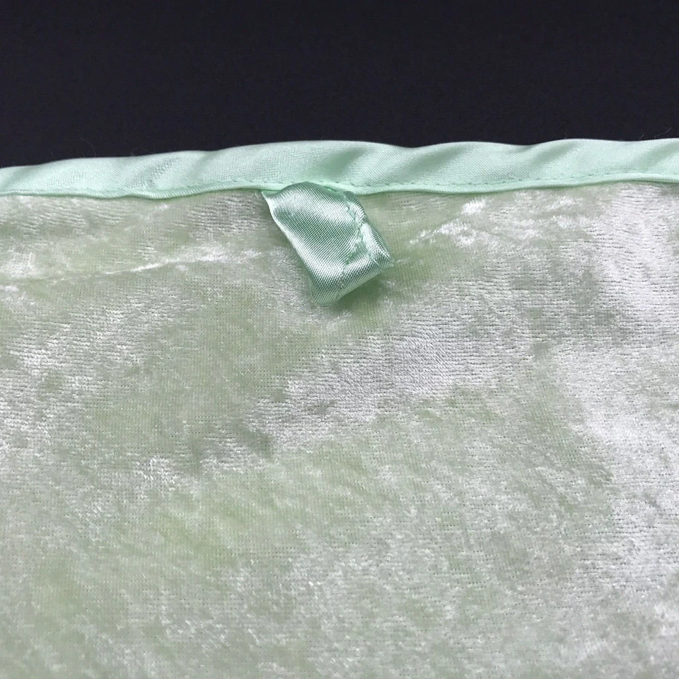 Manta de seguridad Soothys Baby Lovey terciopelo verde satinado Foto 4 de 4