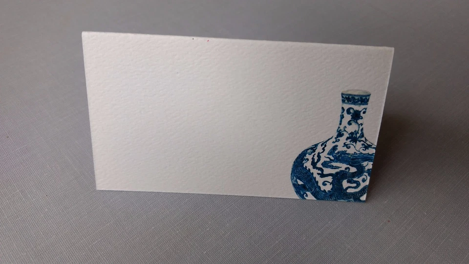 Tarjetas de lugar. Jarrón dragón Ming azul y blanco. 8 por paquete Foto 2 de 2