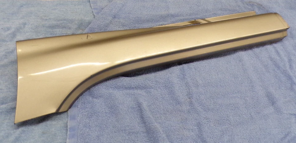 2003 cadillac cts rocker moulding ( driver rear ) 2003-2007 - Image 2 of 3