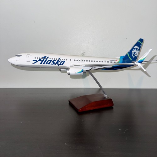 Alaska Airlines Boeing 737-900ER Executive 1:100 Model Airplane