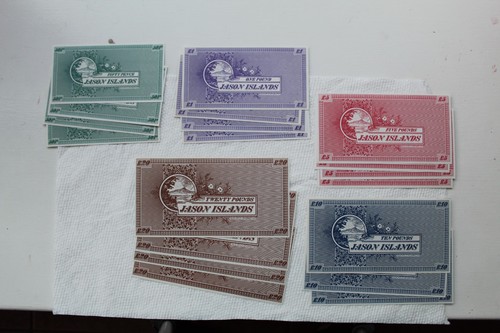 Banconote Isole Jason, 19 totali, 50P (4), 1 P (4), 5 P (4), 10 P (3), 20 P (4) - Foto 8 di 8