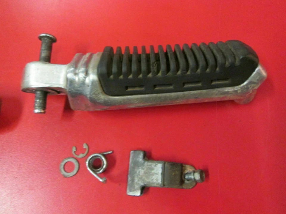 83-86 Suzuki GS550E estriberas laterales derechos y herrajes GS 550E Foto 3 de 4