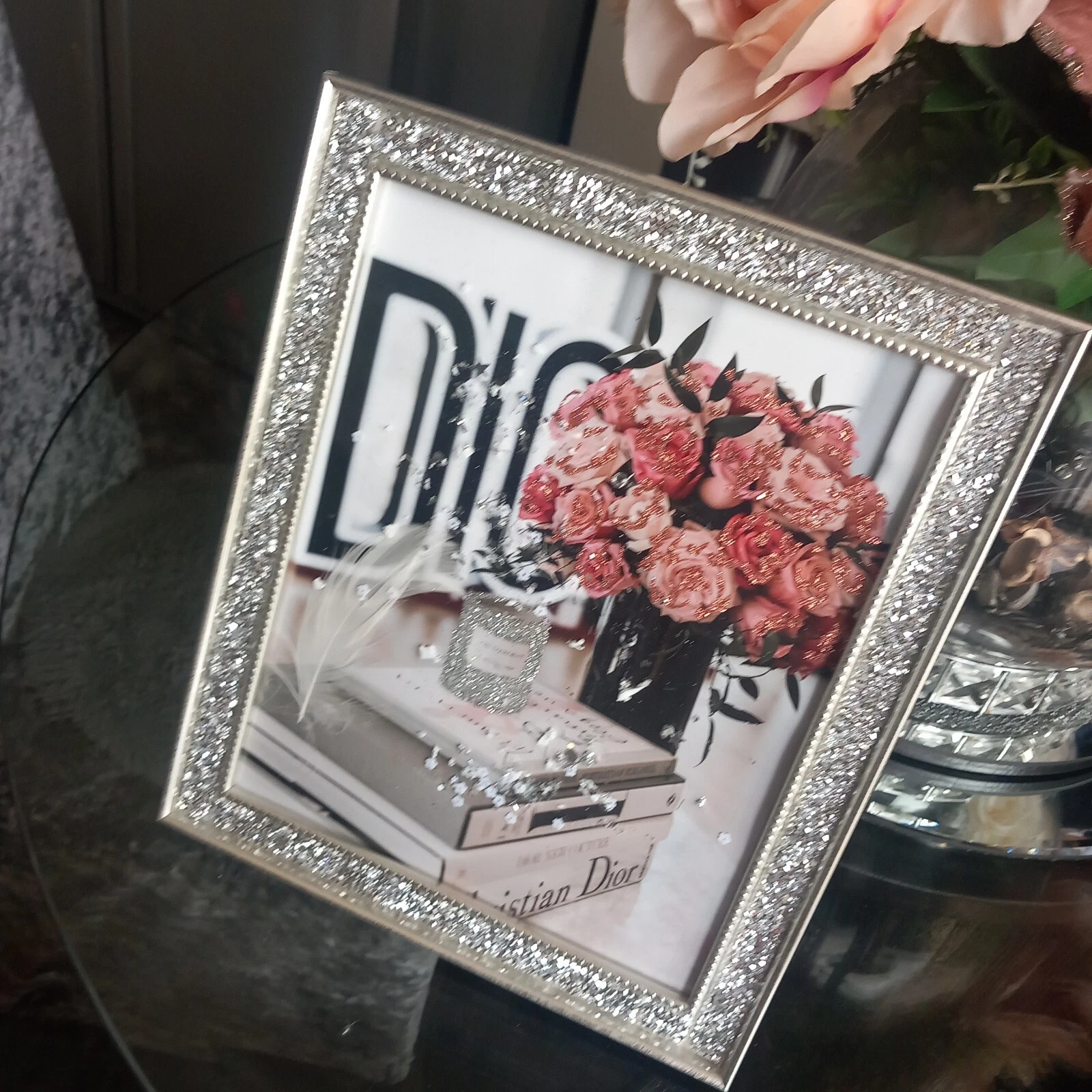 Dior rose glam art mural mode imprimé paillettes bouteille de parfum photo maquillage 3d