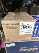 25 Coveralls KleenGuard A35 Hooded Coveralls Size M White, 38939