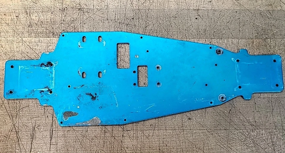 Chasis principal Hong Nor C-4 Ultra GT 1:8 de colección azul usado. Foto 2 de 4