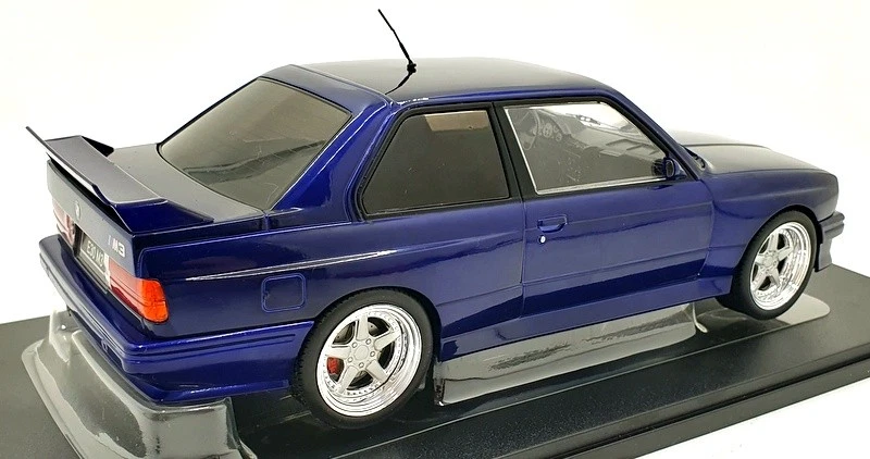 Modelos IXO escala 1/18 diecast 18CMC122 - BMW E30 M3 1989 - Met azul oscuro Foto 2 de 4