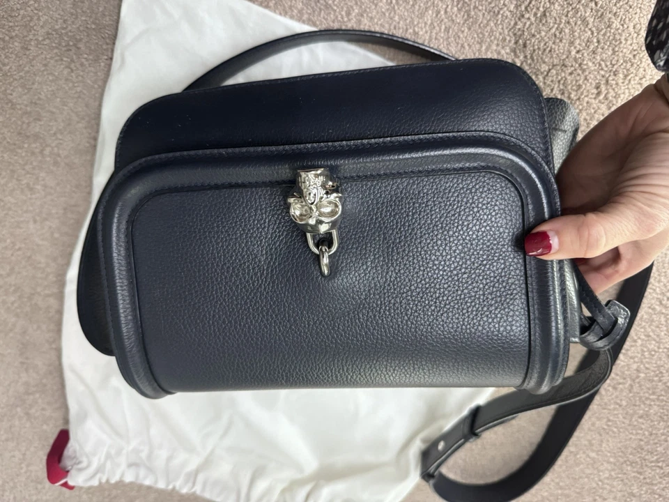 Alexander McQueen navy blue textured leather cross body silver skull handbag - Image 2 of 4