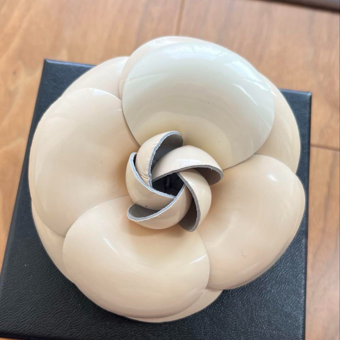 Chanel Flower Brooch White Cream Camellia Jewelry with Box  display picture 1