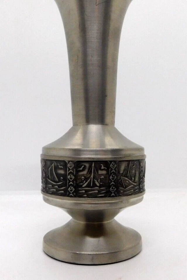 Jarrón brote de peltre panel náutico escena vikinga pesca mar 7,5 pulgadas de alto pequeña abolladura Foto 4 de 4