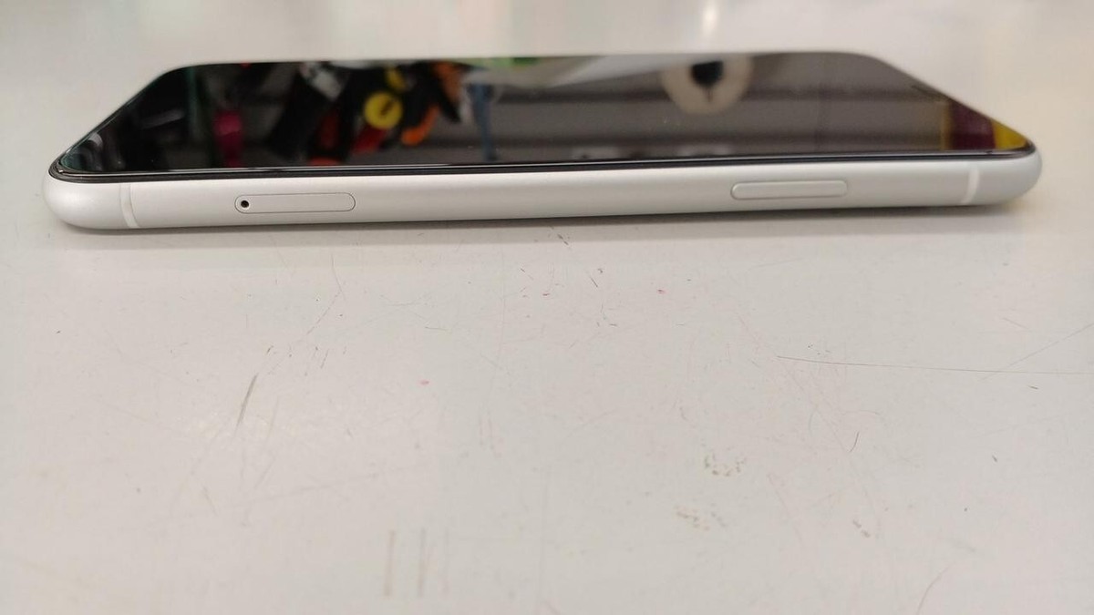 APPLE Smartphone White Model Number: MT032J/A IPHONE XR Popular