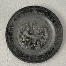 Runder Zinnteller mit Reliefmotiv Personen am Tisch, Ornamentrand