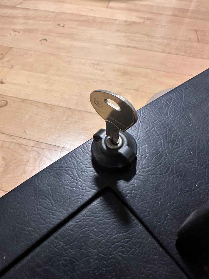 SAAB 95/96 1969-1974 negro con guantera de metal V4 tapa de tablero con mango de soporte con llave Foto 2 de 4