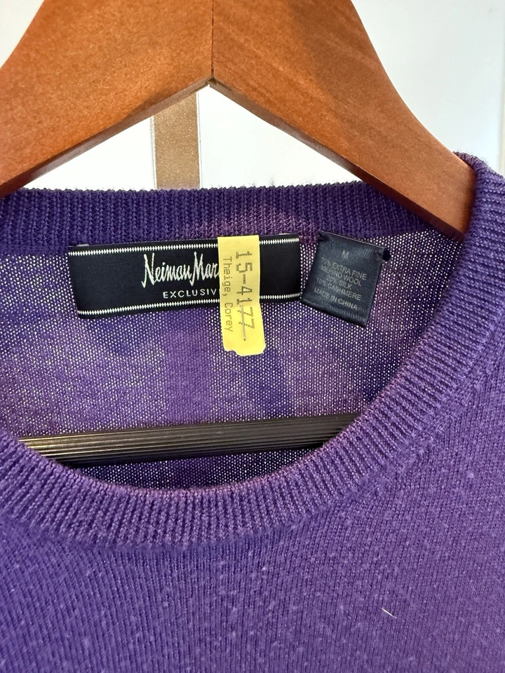 Suéter de cuello redondo 100 % cachemir púrpura exclusivo de Neiman Marcus para hombre talla M Foto 2 de 4