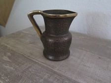 schwerer Messingkrug gesprenkelt