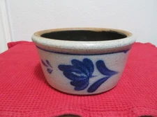 1985 ROWE POTTERY SALT GLAZED "FLOWER DESIGN" COBALT BLUE DESIGN/TRIM CROCK F/S