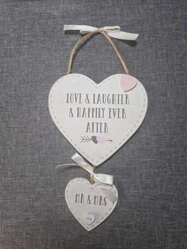 Heart Shape Plaque 'Mr & Mrs Love & Laughter & Happily Ever After' - 第 1/2 張圖片