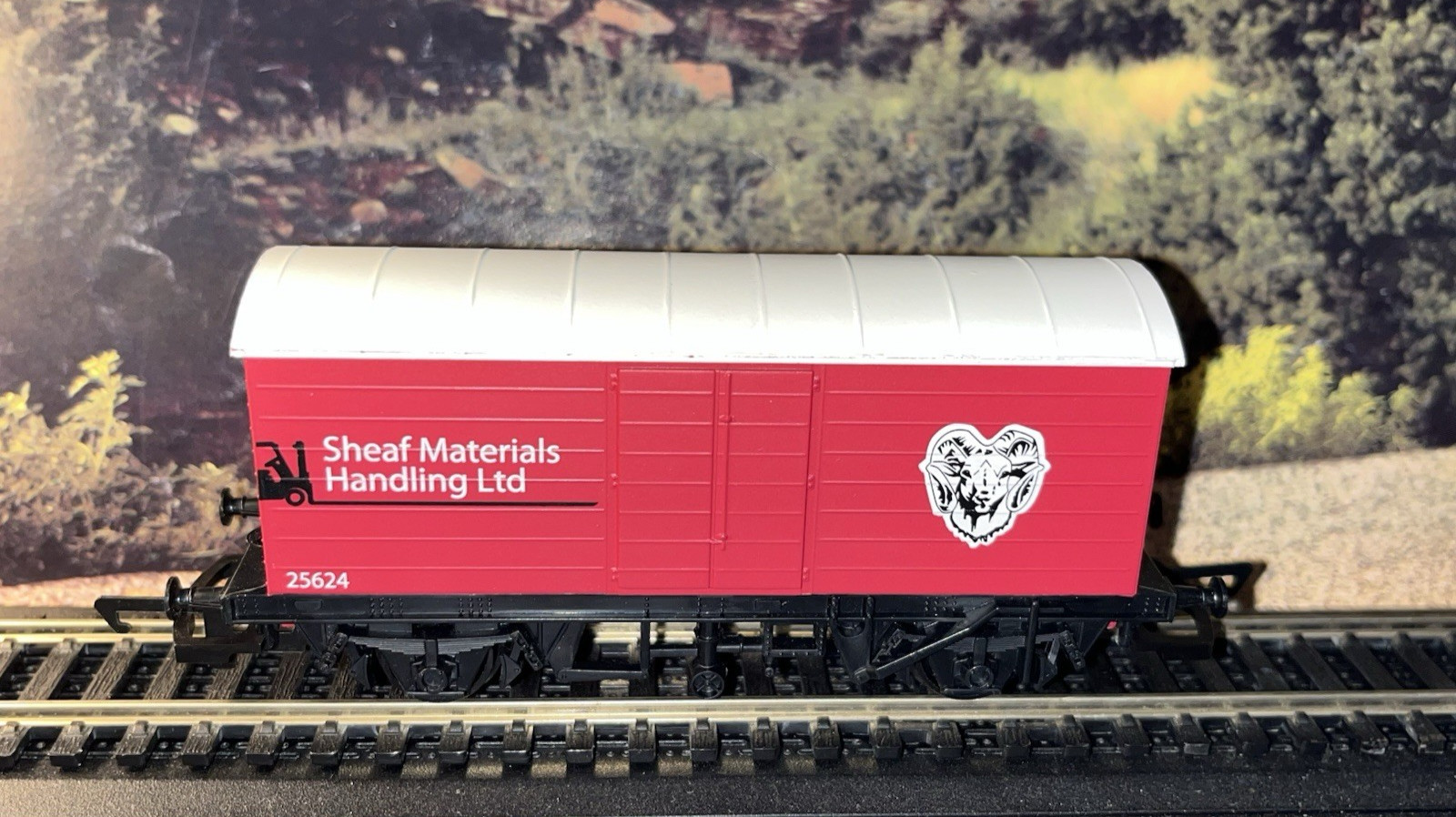HORNBY R6474 OO Gauge LWB Box Van Sheaf Materials Ltd Livery #25624 New in Box
