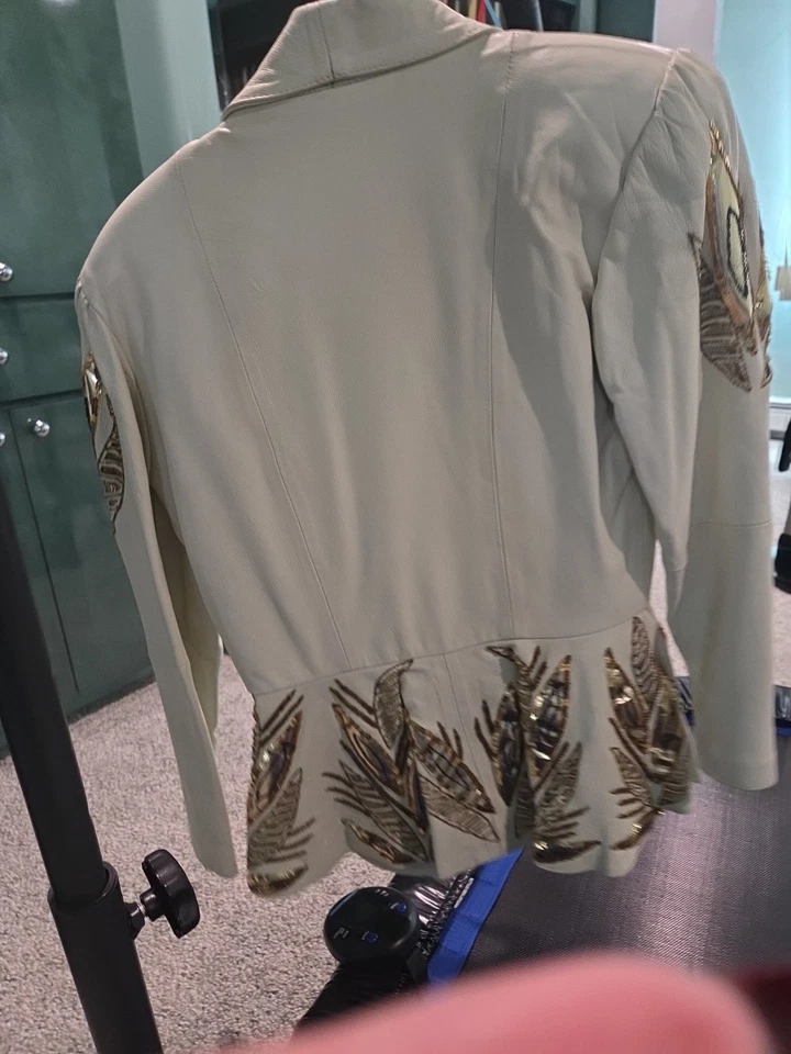 Traje de tres piezas de cuero crema con acento de hoja de oro. Único en su clase Foto 2 de 4