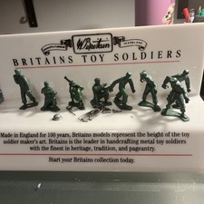 Vintage MPC Ring Hand green Army Men Toy Soldier X 8 with weapons