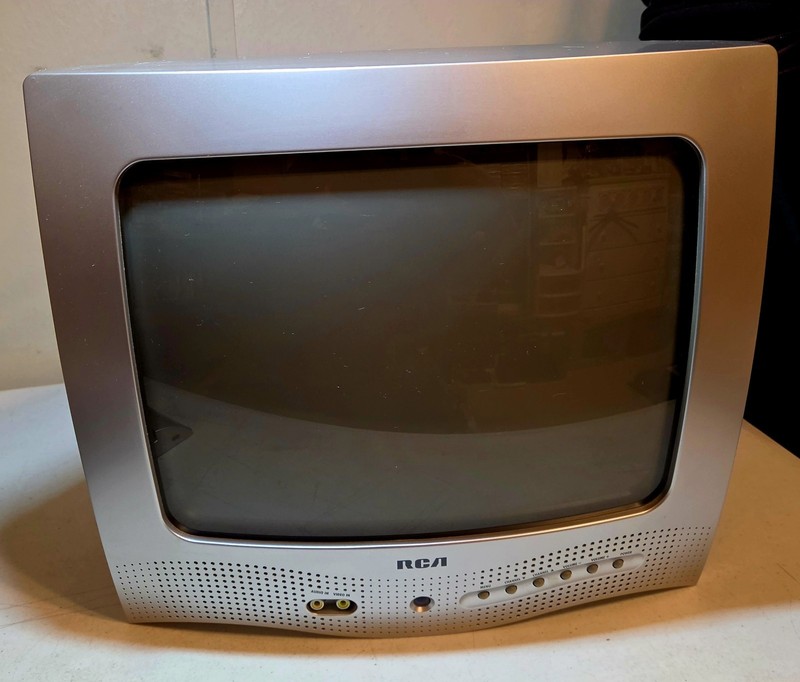 RCA E13320 13" Retro Gaming CRT Color TV Front AV Tested Works Great Vintage
