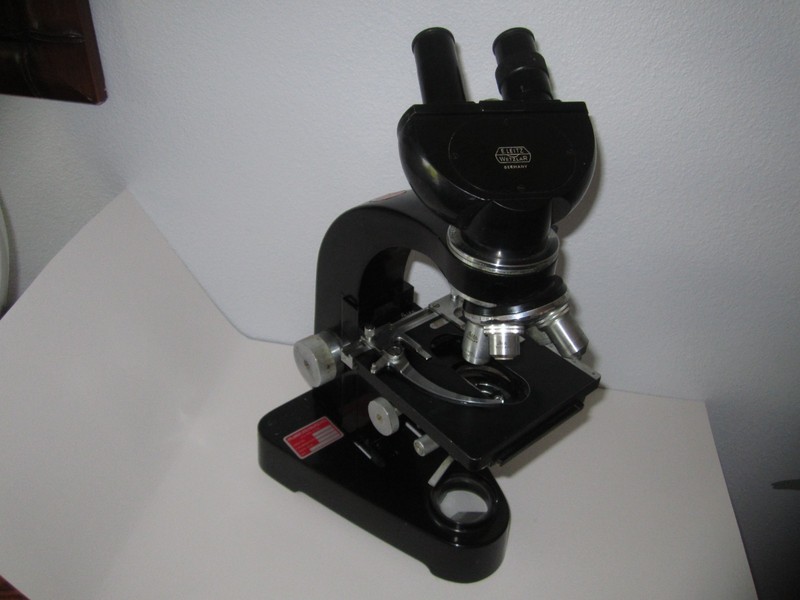 ERNST LEITZ, GERMAN BINOCULAR MICROSCOPE W/ 4 OBJECTIVES 566501