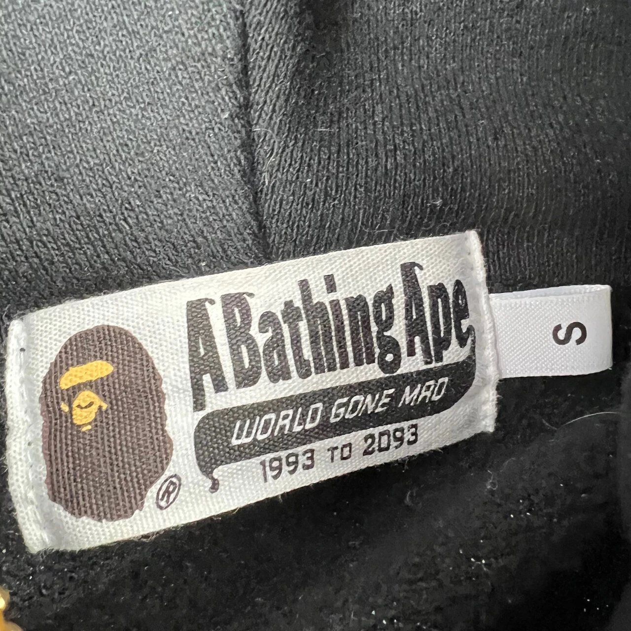 A BATHING APE (BAPE) Felpa con cappuccio squalo oro Bape x Bearbrick