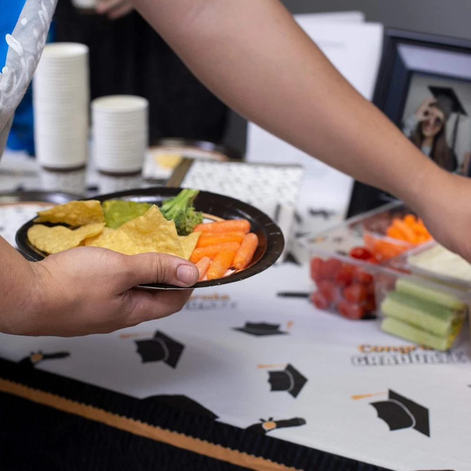 Juego de vajilla de fiesta de graduación fiesta graduada suministros negros y dorados servir 50 Foto 4 de 4