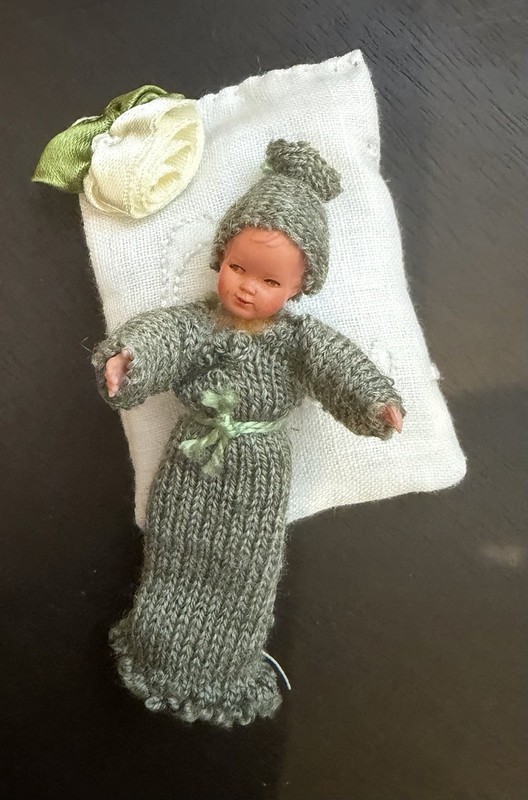 Dollhouse 1:12 Caco Baby On Pillow