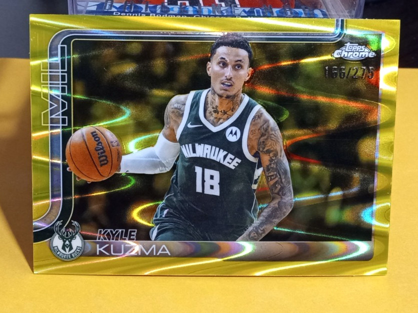 2025-26 Topps Chrome Kyle Kuzma #118 Yellow Ray Wave Refractor - 166/275 SSP