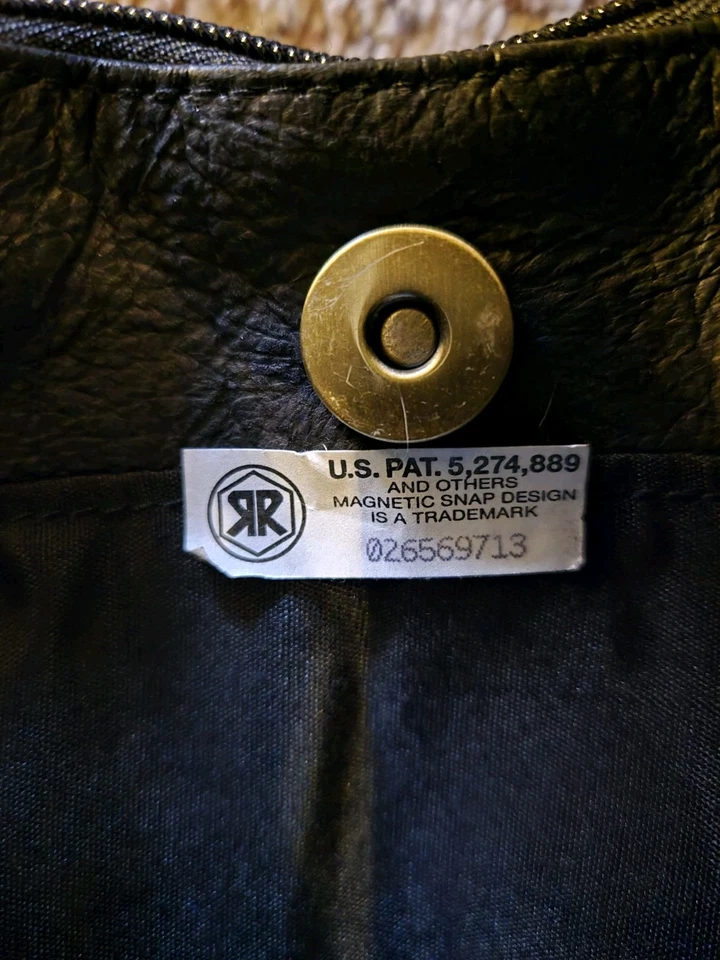 Cartera de hombro interior de cuero sintético con estampado de tigre de St. John's Bay Foto 4 de 4