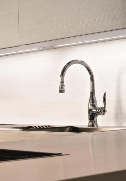 Grifo de cocina extraíble montado en cubierta de una sola manija Graff Bollero de 8" en cromo Foto 2 de 2