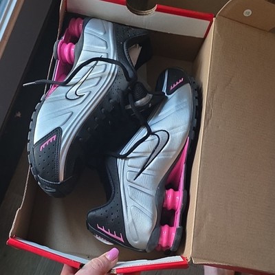 Nike Shox R4 Low Top Athletic Sneakers Silver/Black Pink Lace-Up Rubber Sole