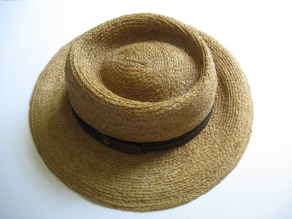 CHAPÉU TILLEY RÁFIA COM PULSEIRA DE COURO GRANDE FAIXA DE SUOR REMOVÍVEL EMBALÁVEL - Imagem 2 de 4