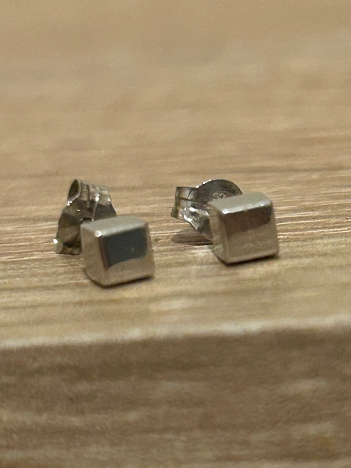 Hallmarked 9ct White Gold Square Stud Earrings - Image 4 of 4