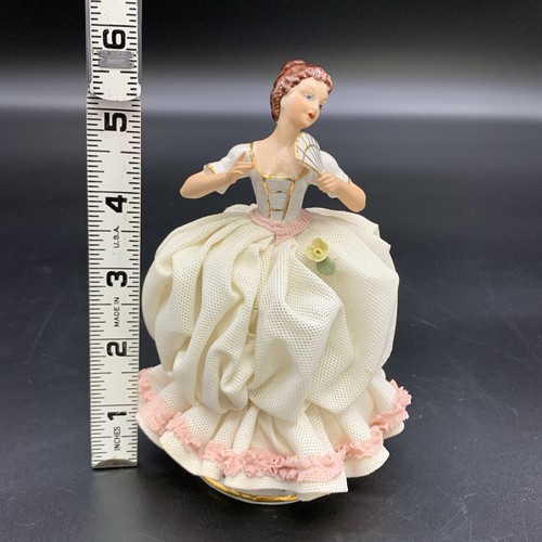 Statuina porcellana Dresda - Signora con ventaglio in squisito abito di pizzo bianco - Foto 21 di 24