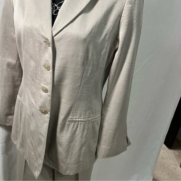 Ellen Tracy Linda Vintage Allard silk  blend silver petite Medium pantsuit. - Image 4 of 4