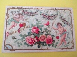 ANTIQUE-VALENTINE-POSTCARD-WITH-BEAUTIFUL-ROSES-AND-2-CUPIDS