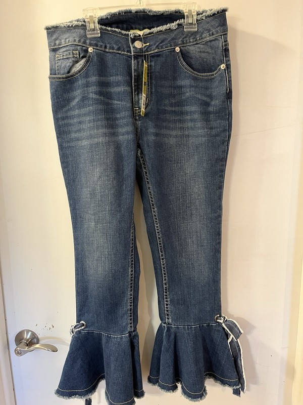 Gianni Bini Women’s Jeans NWT Size L Medium Wash Hem Bell Bottom