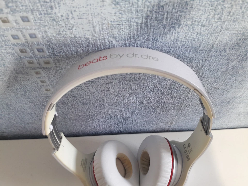 Beats by Dr. Dre Studio HeadbBeats by Dr. Dre Studio Headband Headphones White, photo 3 of 5