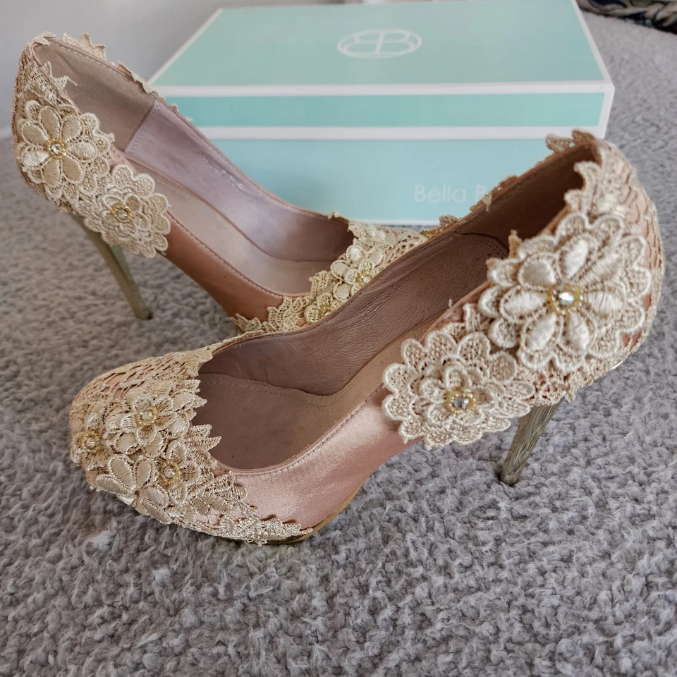 Bella Belle Stella Flower Lace Shoes Size 8.5W Champagne Gold Applique 4" Heels - Image 3 of 4
