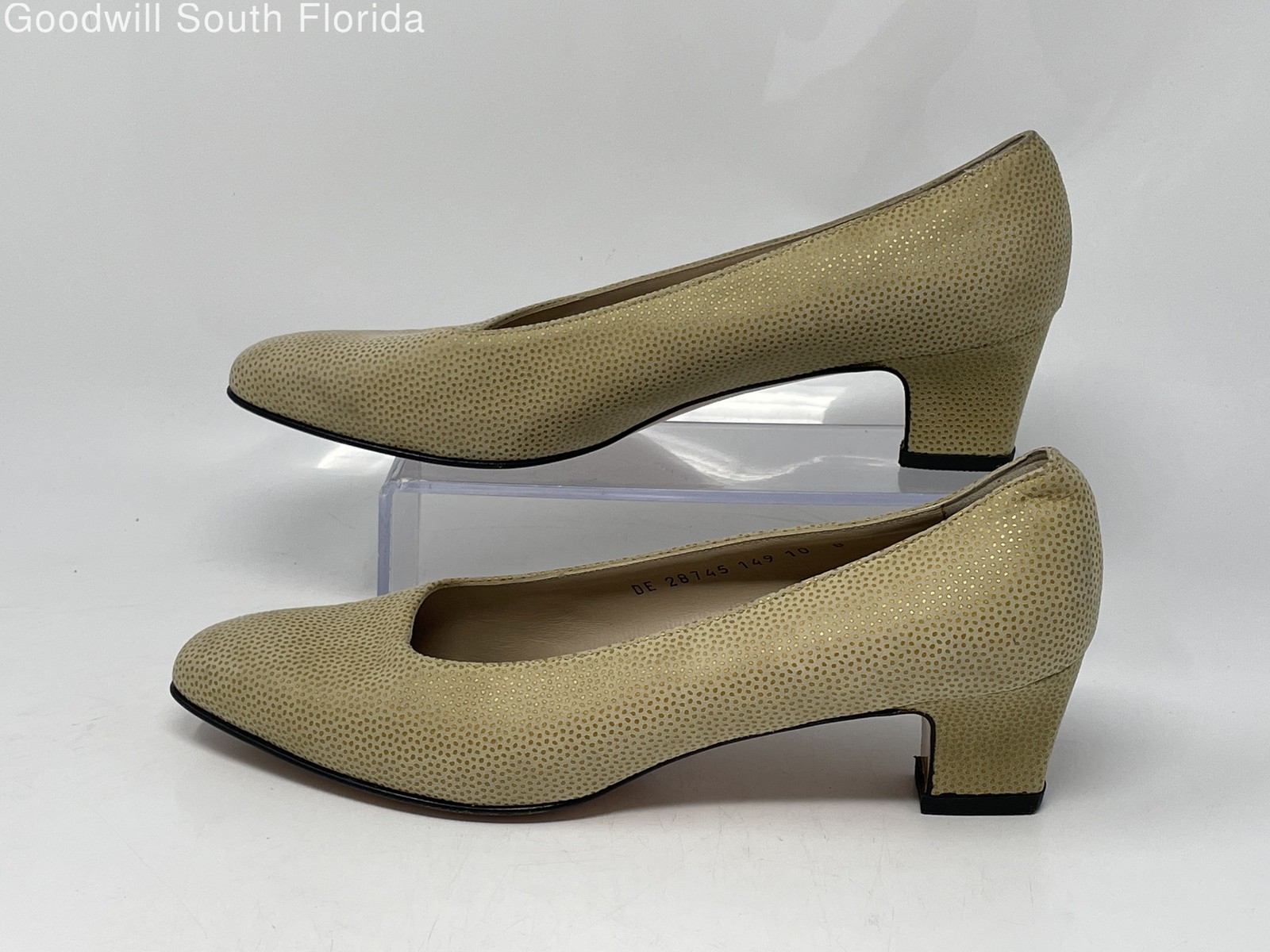 Authentic Salvatore Ferragamo Womens Golden Tone Pump Heels Size 10B Stained