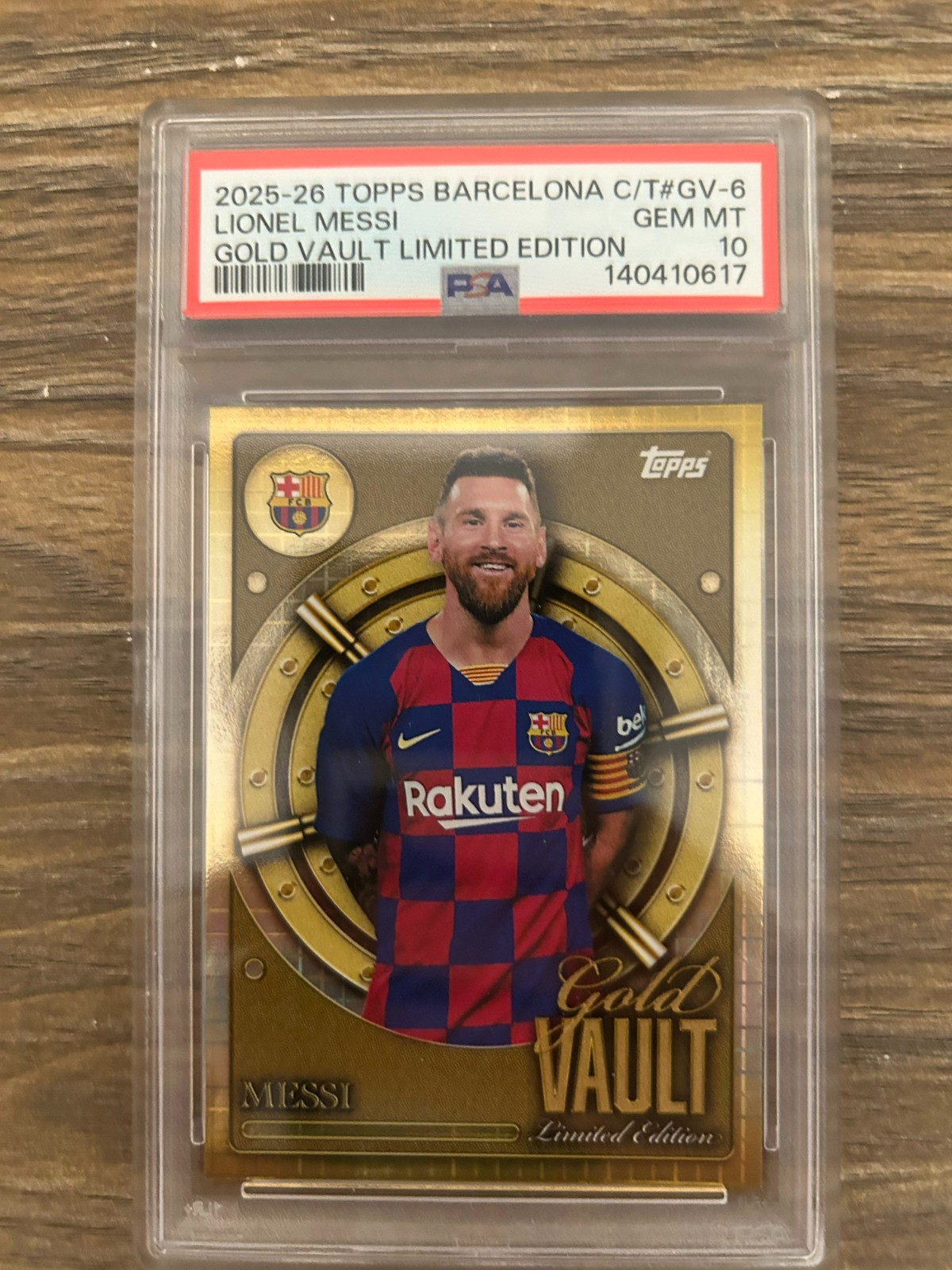 TOPPS BARCELONA LIONEL MESSI GOLD VAULT LIMITED EDITION 2025/26 PSA 10 view 1