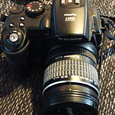 Fujifilm FinePix S9000 Bridge Digitalkamera, Schwarz, FinePix Serie - Bild 1 von 2