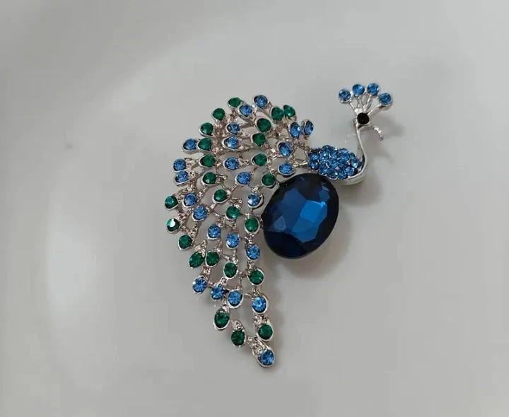 Spilla Ultra Ampio Con Cristallo Swarovski A Tema Pavone - Gioiello Animalier Per Anniversario, Cocktail E Teatro