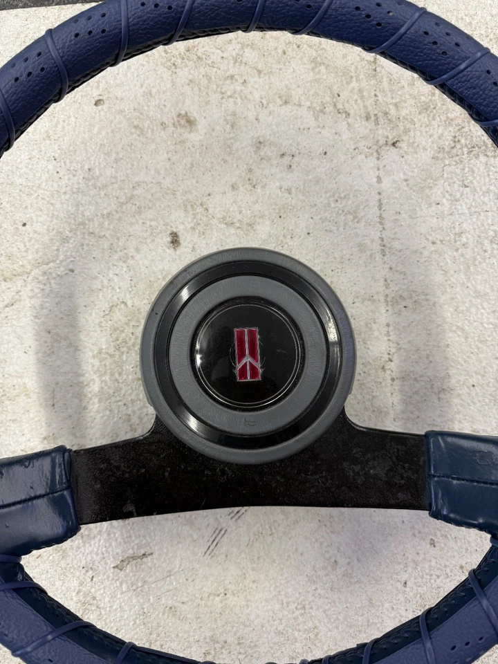 Volante deportivo Oldsmobile Cutlass 1984-1988 carrocería 442 G Foto 3 de 4