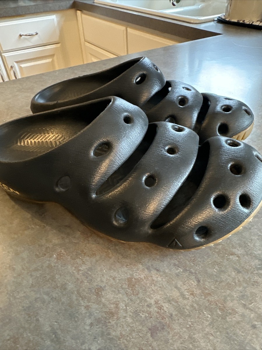 Keen Mens Yogui Size 9 Slip On Clogs Sandals Black Outdoor  display picture 1