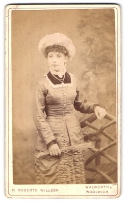 Fotografie R. Robert Willson, Walworth, 116 Walworth Road, junge Dame mit Hut & 