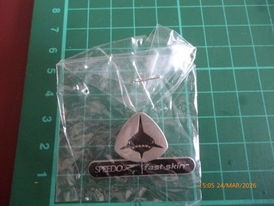 SPEEDO FASTSKIN/FAST SKIN HAI METALL ANSTECKNADEL ABZEICHEN IM EINTÜTEN *KEINE FORSCHUNG/ARBEIT GELEISTET*